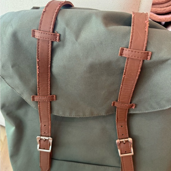 Herschel Backpack - Picture 2 of 4